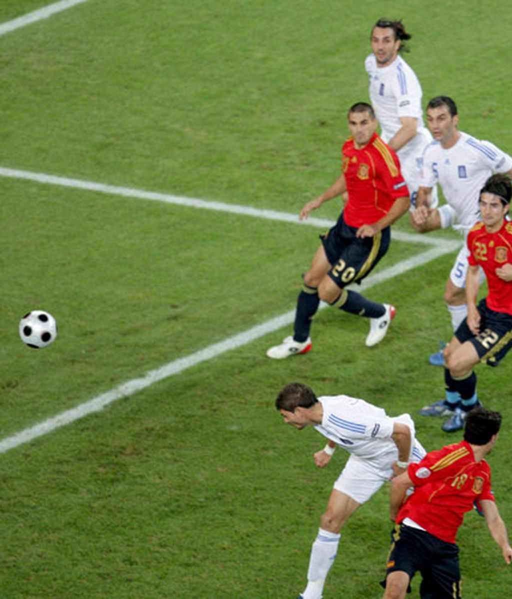 Grecia anota el primer tanto