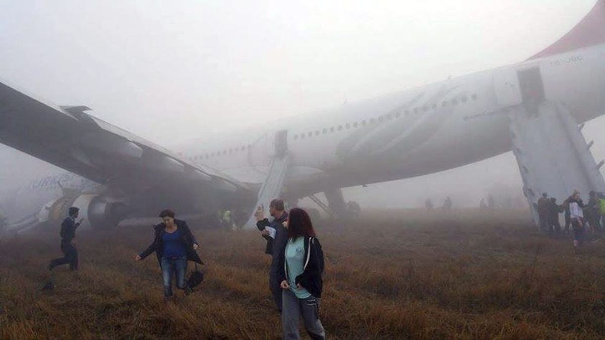Evacuación de un airbus de Turkish Airlines tras un brusco aterrizaje en el aeropuerto internacional de Katmandú