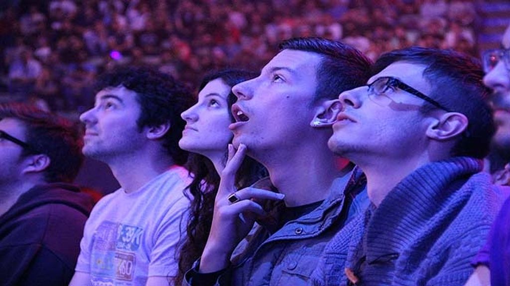 Miles de aficionados jalean a los equipos durante las finales de la 'LCS' en Madrid