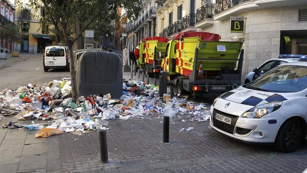 Las montañas de basura crecen en Madrid por la huelga de la limpieza