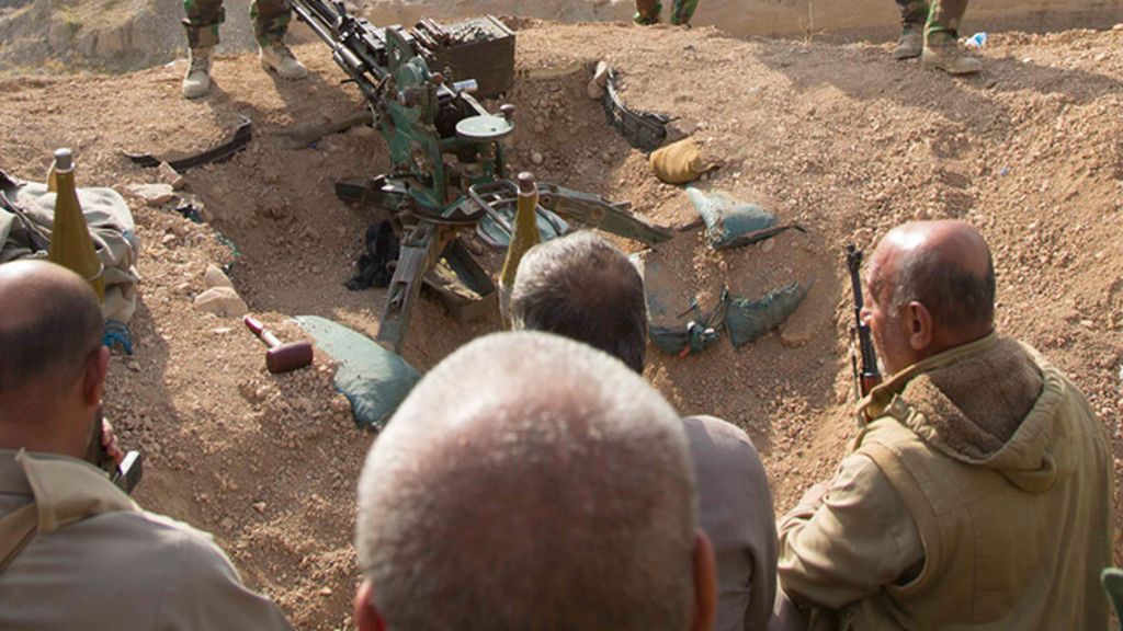 Muchos son abuelos y tienen armas muy antiguas