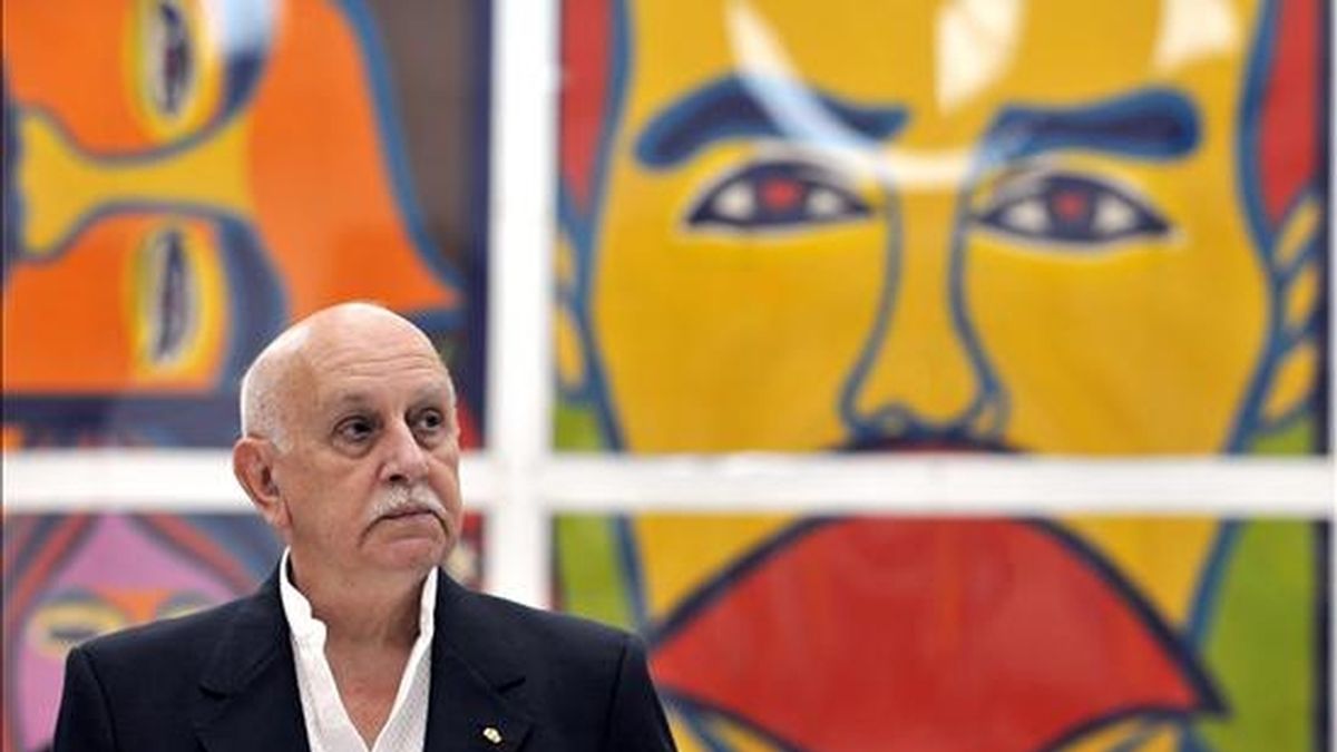 El artista plástico paraguayo Carlos Colombino se dispone a recibir la medalla "Haydee Santamaría", en la Casa de las Américas de La Habana (Cuba). EFE