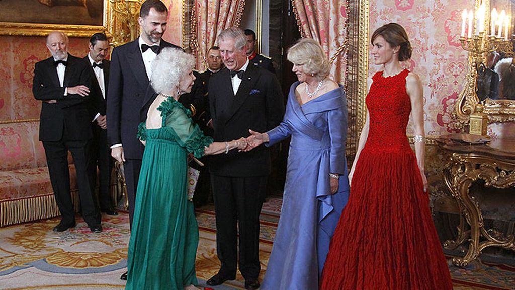 Doña Cayetana se atrevió con el verde en la cena de gala en honos a Camila y Carlos de Inglaterra