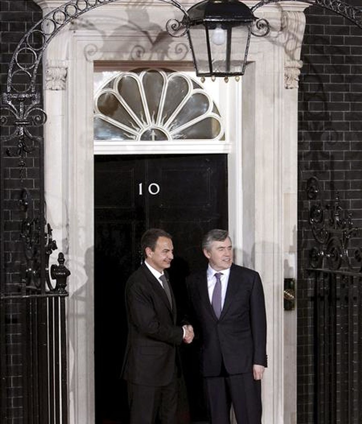 El presidente del Gobierno español, José Luis Rodríguez Zapatero (i) saluda al primer ministro británico, Gordon Brown, a su llegada a la residencia oficial de éste en Downing Street, en Londres, ciudad en la que se celebrará mañana la cumbre del G-20 en la que se abordará la crisis económica actual. EFE