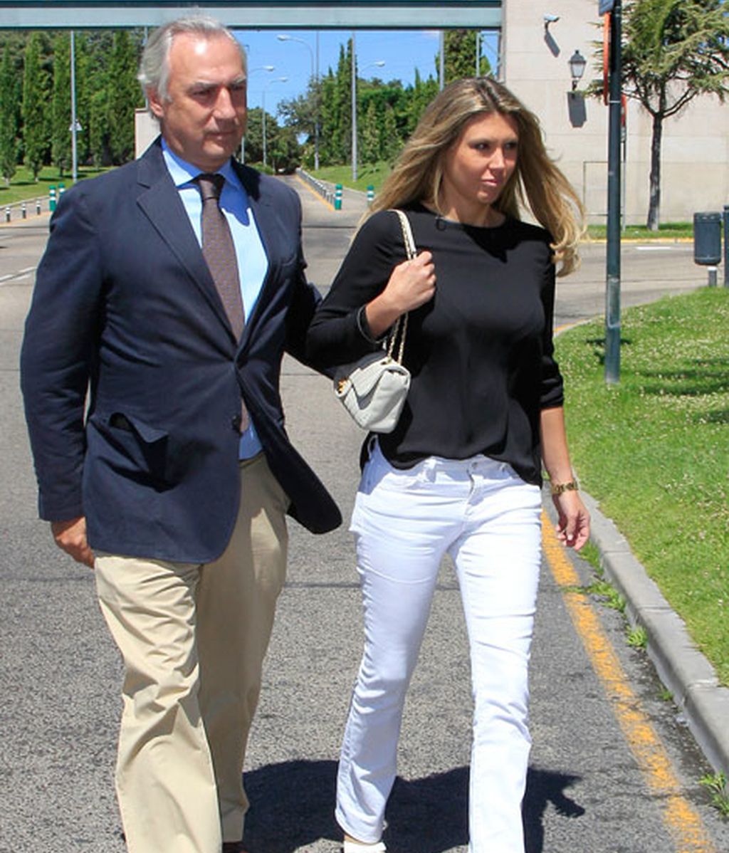 Patricia Olmedilla y su marido, Gonzalo de la Cierva, durante el entierro