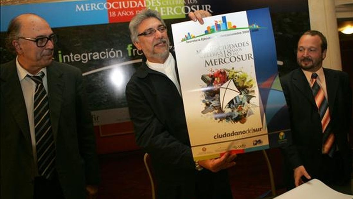 El presidente de Paraguay, Fernando Lugo (c), presenta en Montevideo (Uruguay) un póster con motivo del XVIII aniversario de la creación del Proyecto de Integración Fronteriza en el Mercosur. EFE