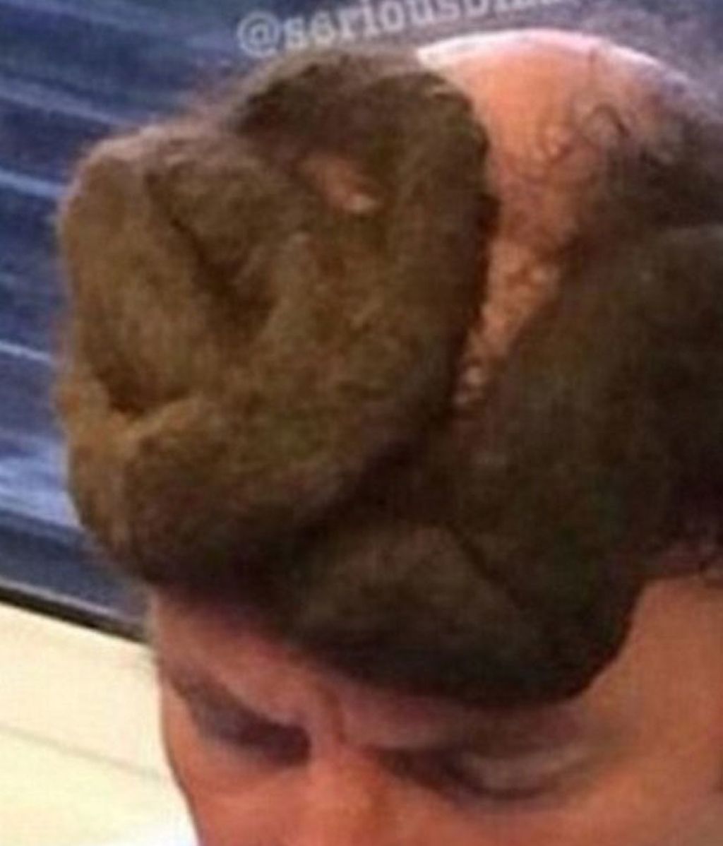 Estos hombres eligen un estilo peculiar para lucir su cabello