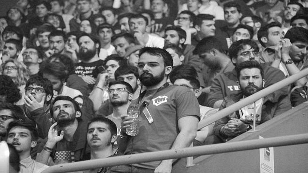 Miles de aficionados jalean a los equipos durante las finales de la 'LCS' en Madrid