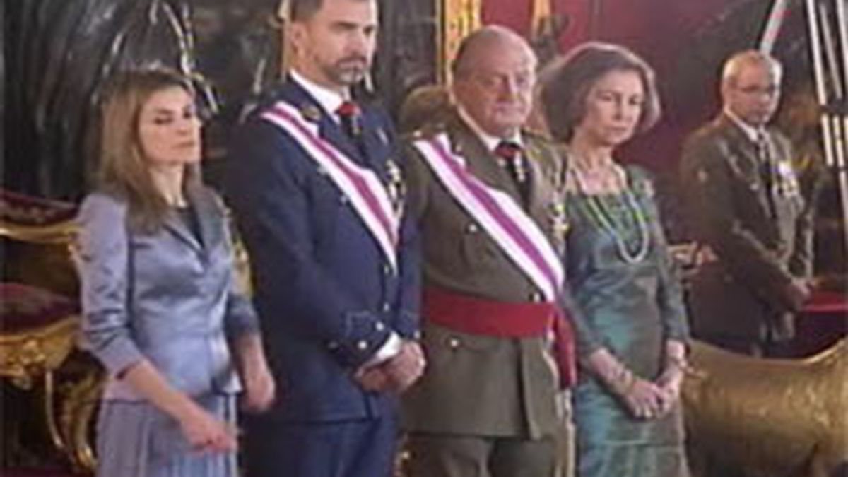 El Rey ha presidido la Pascua Militar acompañado de la Reina y los Príncipes de Asturias. Vídeo: Informativos Telecinco.