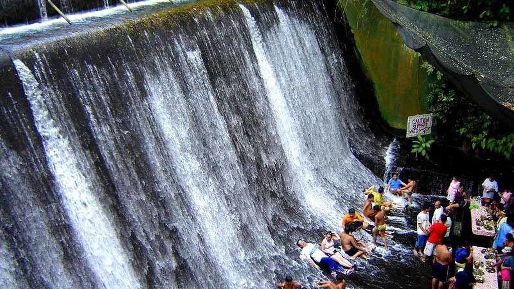 Cenar dentro de una cascada