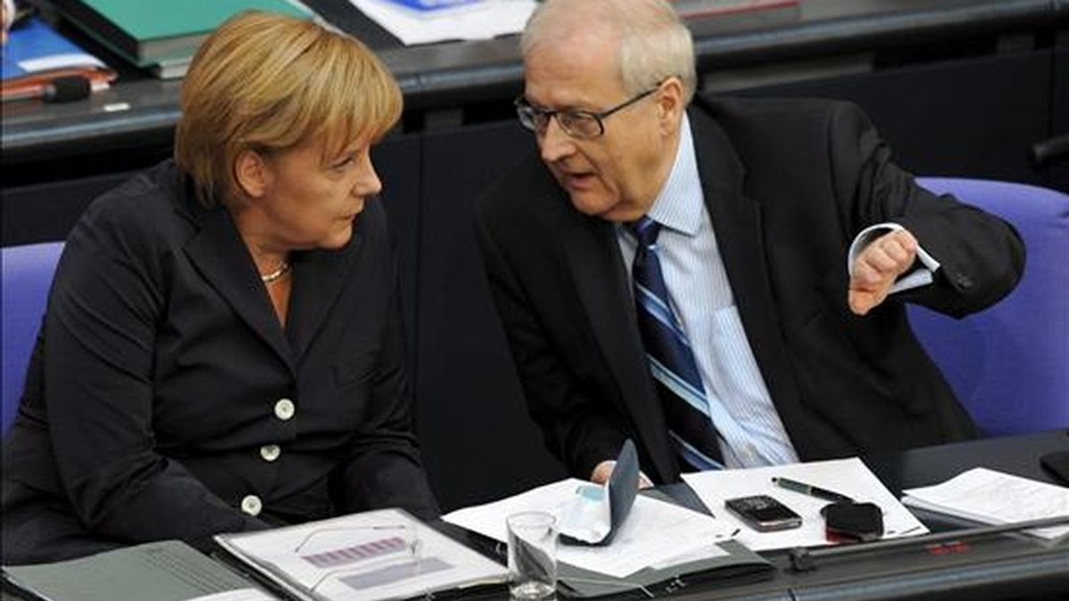 La canciller alemana, Angela Merkel (i), conversa con el ministro de Economía alemán Rainer Bruederle, durante la segunda jornada del debate sobre la primera lectura de los presupuestos de Alemania, el pasado 19 de septiembre. EFE/Archivo