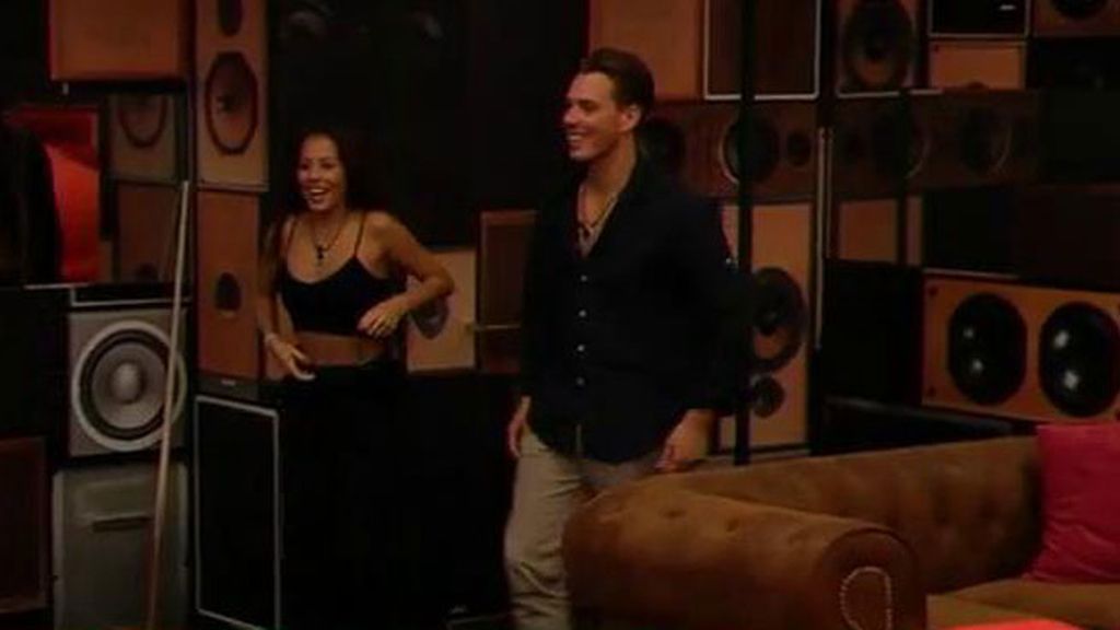 Tras conocerse su secreto, la pareja disfruta de su noche de bodas