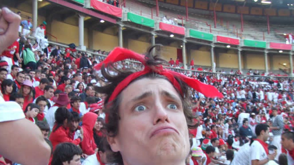 ¡El pañuelo va en el cuello, mozo!