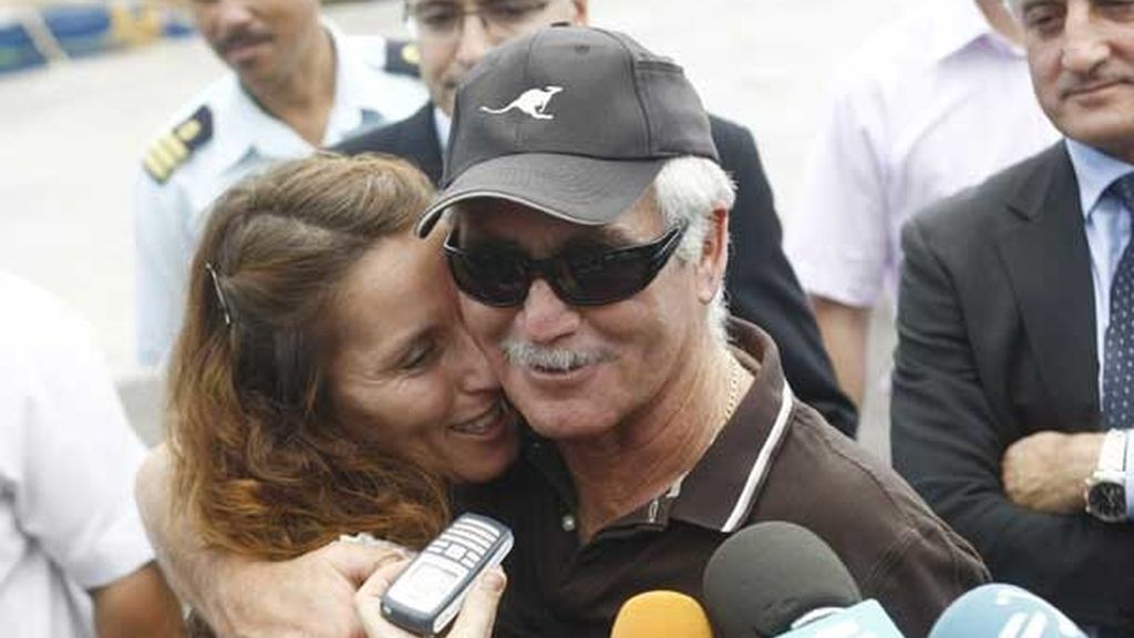 El patrón del Alakrana abraza a su hija