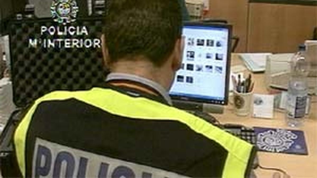 Un agente de la Guardia Civil investigando páginas web con contenidos pedófilos.