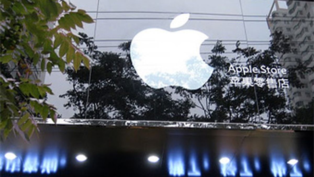La entrada a la tienda es idéntica a las auténticas de Apple, con el logo de la compañía. En el interior, empleados con camisetas y mobiliario identificativo de Apple.