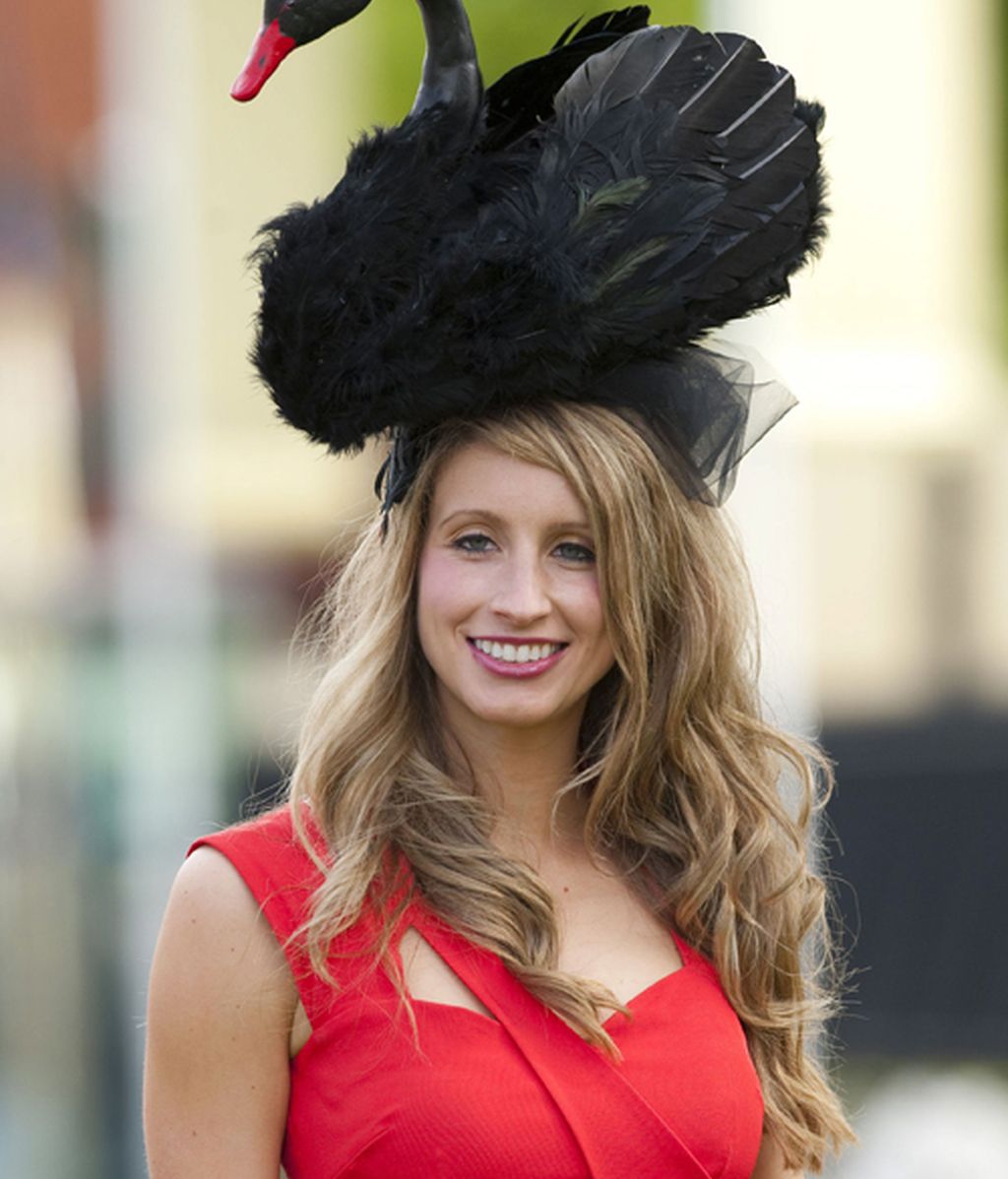 Beatriz de York se vuelve tímida con su sombrero en Ascot