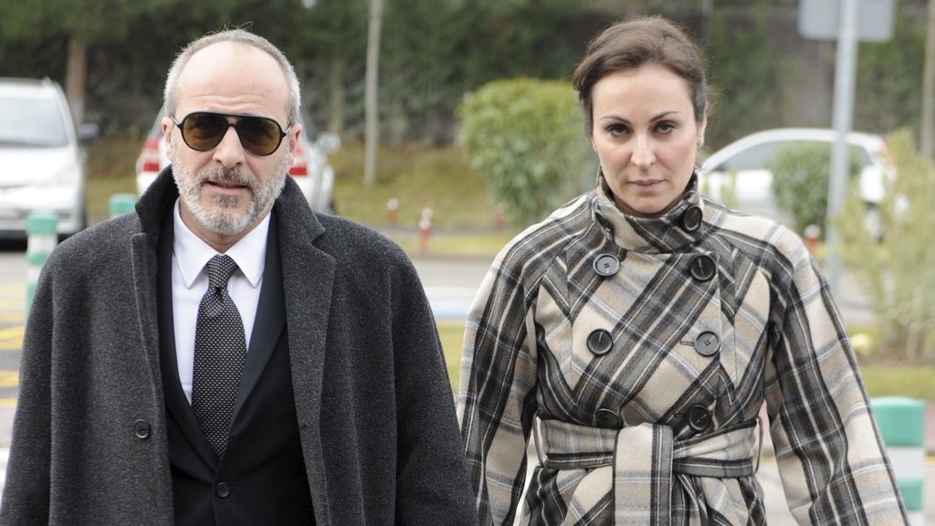 Los actores Ana Milán y Fernando Guillén, durante el entierro de Fernando Guillén