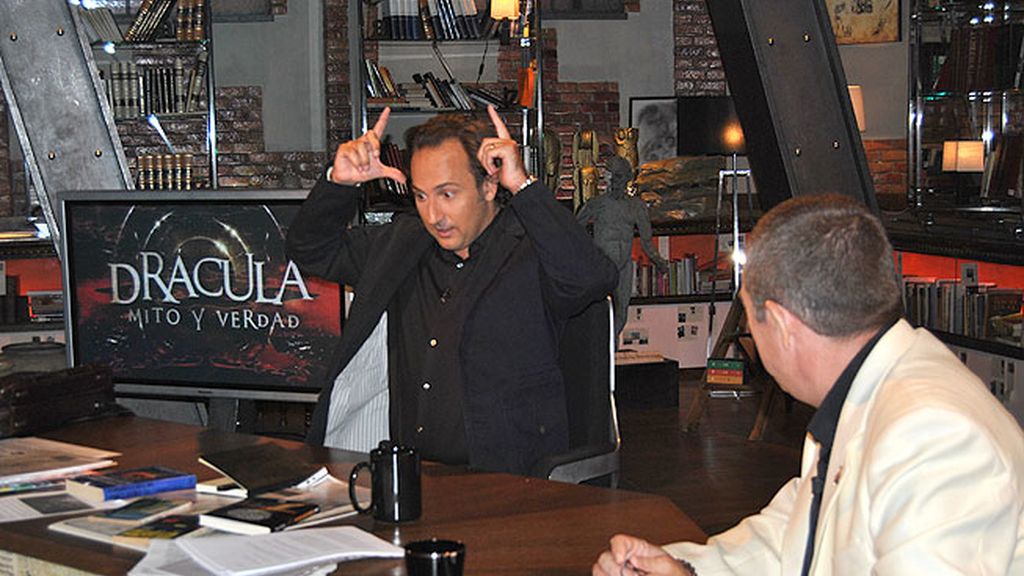 El plató de ‘Cuarto Milenio’: una biblioteca sin fin