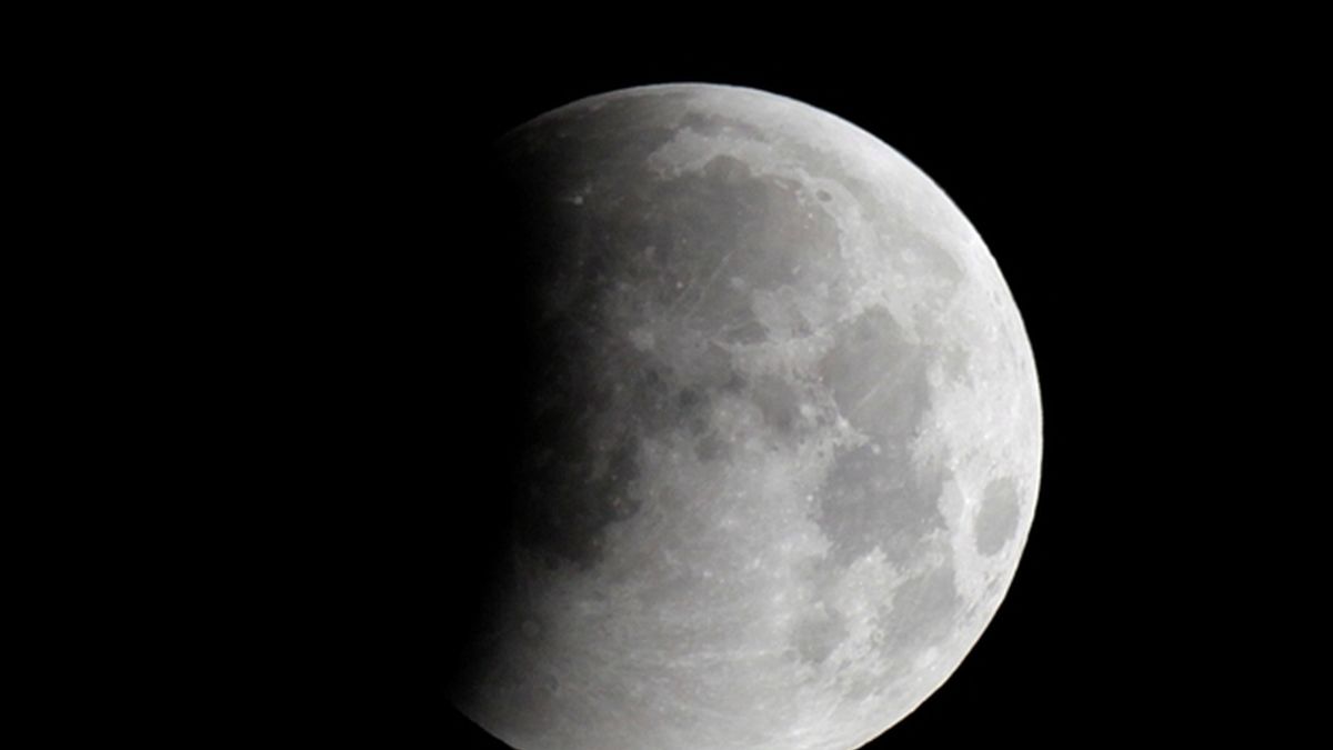 Las nubes impidieron ver cómo se alineaba el Teide con la Luna en su eclipse