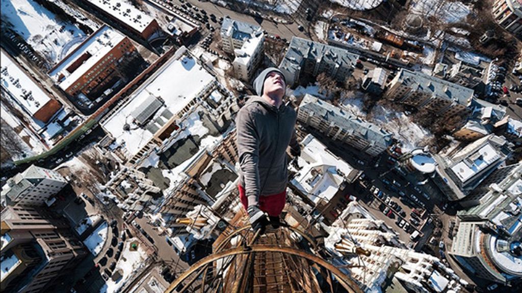 El Spiderman humano observa el mundo desde las alturas
