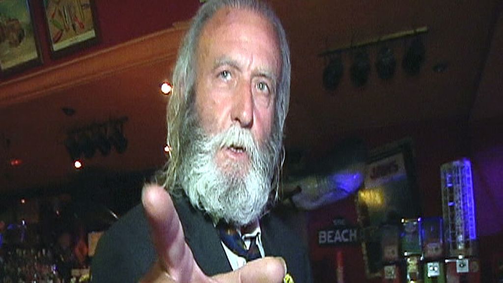 Un hombre saluda a la cámara durante el reportaje en las calles de Benidorm