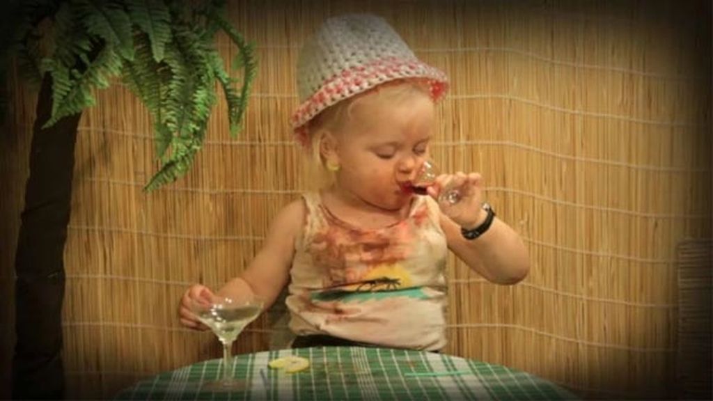 Una bebé 'borracha' triunfa en la Red