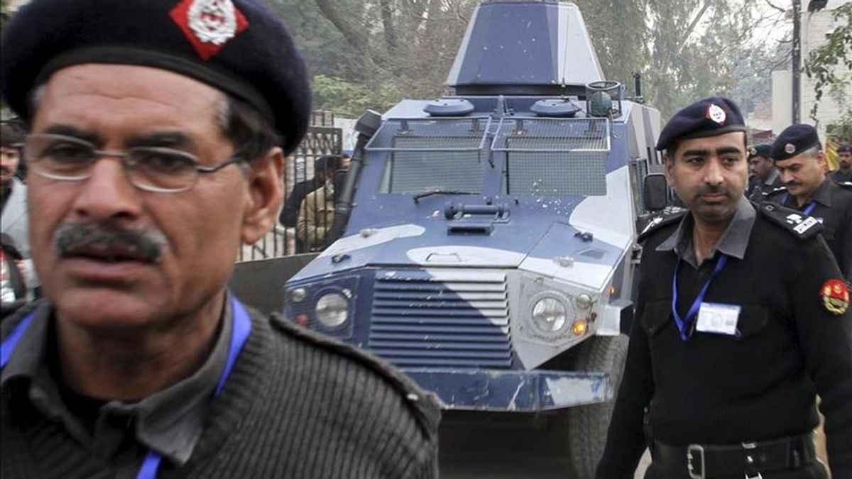 Miembros de las Fuerzas de Seguridad paquistaníes escoltan hoy el vehículo blindado que transporta al estadounidense Raymond Davis al tribunal para acudir a una vista en Lahore (Pakistán). Un tribunal paquistaní amplió la orden de detención contra el empleado consular estadounidense por la muerte de dos personas, según afirmaron fuentes oficiales. EFE