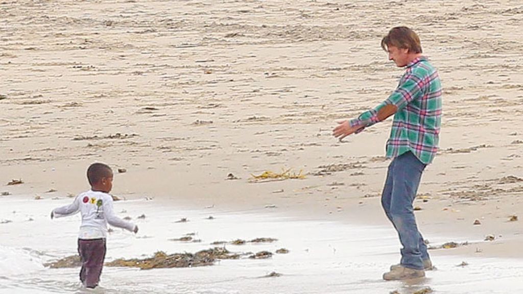 Besos y abrazos en la playa... la viva imagen de la felicidad