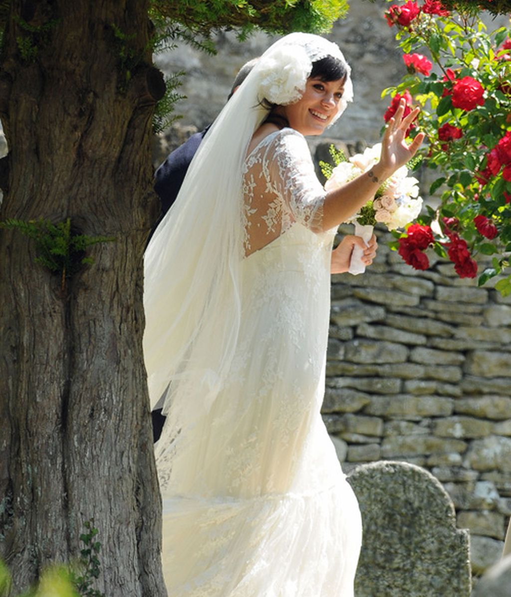 Lily Allen, boda con bombo en mitad del campo