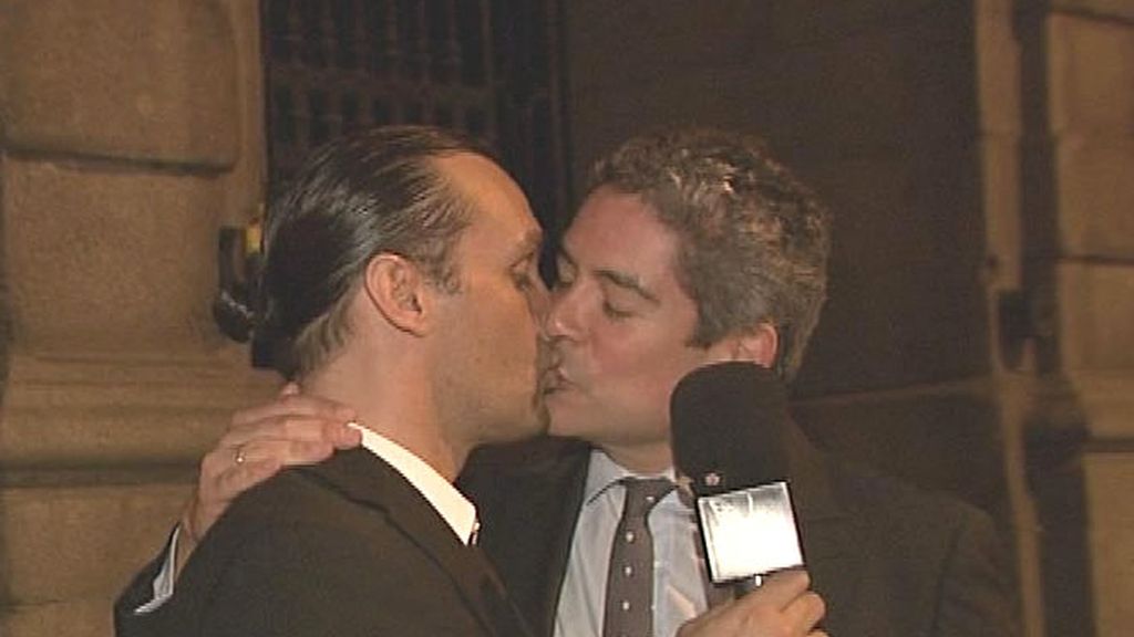 Rafa Méndez y Boris Izaguirre se dan un beso en CQC