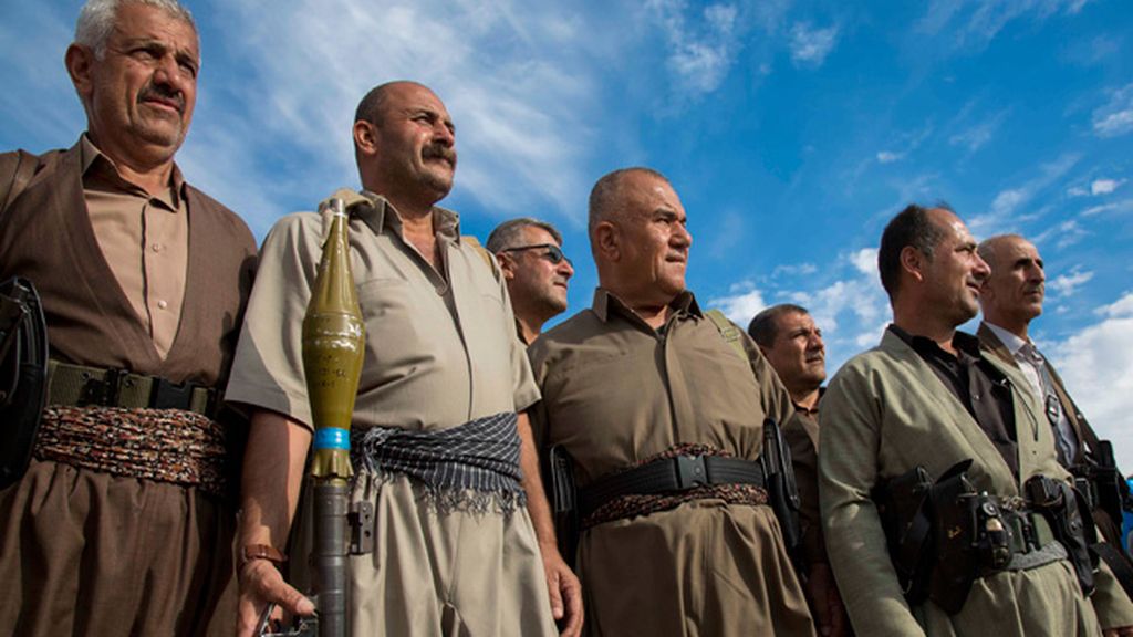 Muchos son abuelos y tienen armas muy antiguas