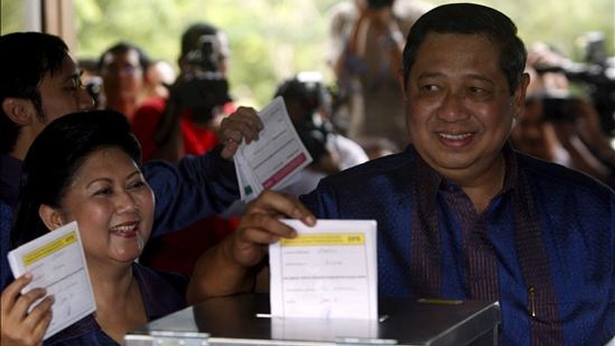 El presidente de Indonesia, Susilo Bambang Yudhoyono, deposita su voto, acompañado de su esposa, Kristiani Yudhoyono, hoy en Cikeas, Java Occidental (Indonesia), para las elecciones legislativas. EFE