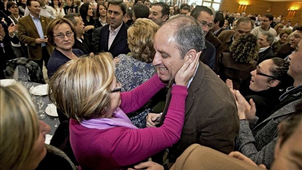 El president de la Generalitat y del Partido Popular en la Comunitat Valenciana, Francisco Camps (d), saluda a una de las asistentes al acto de presentación de los candidatos a alcalde en las ciudades de más de 20.000 habitantes, hoy en la localidad de Alzira. EFE El president de la Generalitat y del Partido Popular en la Comunitat Valenciana, Francisco Camps (d), saluda a una de las asistentes al acto de presentación de los candidatos a alcalde en las ciudades de más de 20.000 habitantes, hoy en la localidad de Alzira. EFE