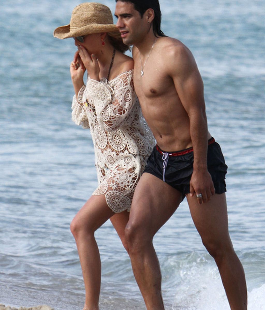 Falcao besa muy cristianamente a su mujer Lorelei en las playas de Miami