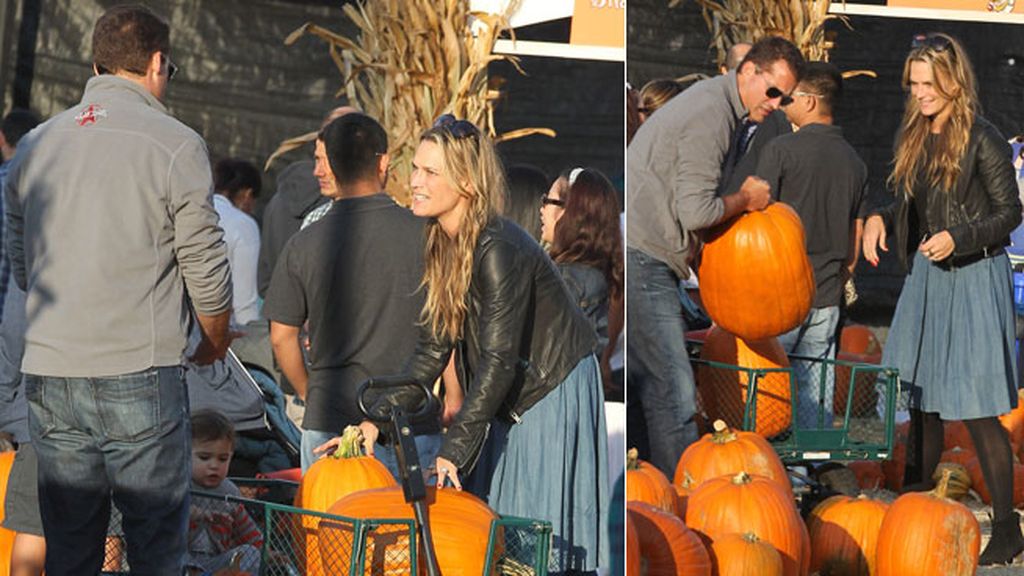Molly Sims y Scott Stuber llevaron en el carrito a su hija y a dos enormes calabazas
