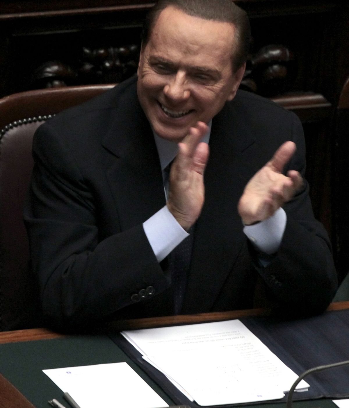 Berlusconi supera la moción de confianza