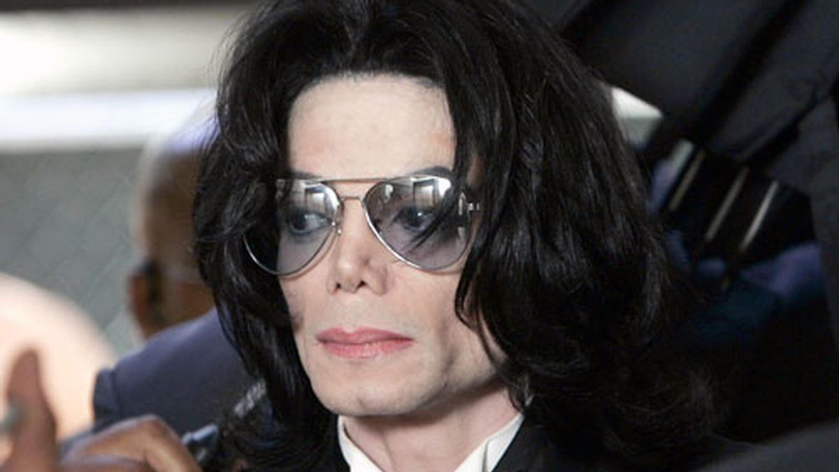 Michael Jackson, podría volver a los escenarios y así pagar su millonaria deuda por el rancho de Neveland.
