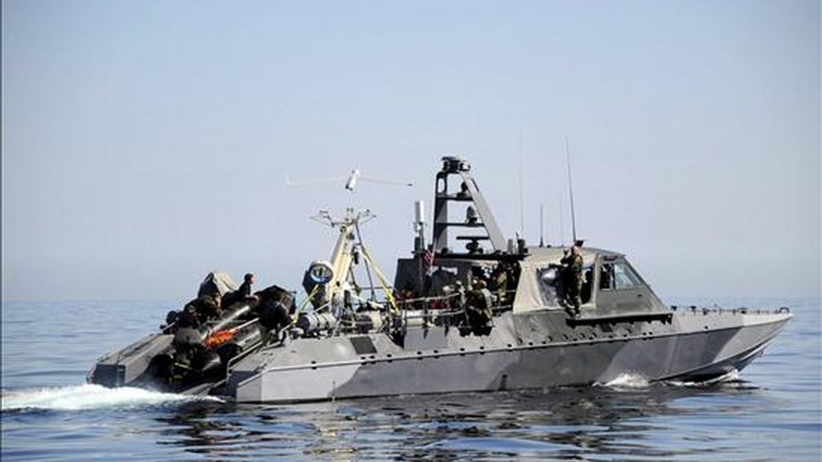 Fotografía cedida por la Marina estadounidense de un vehículo teletransportado Scan Eagle abordo de un bote de guerra Mk V en las costas de la isla de San Clemente en California (EEUU). EFE