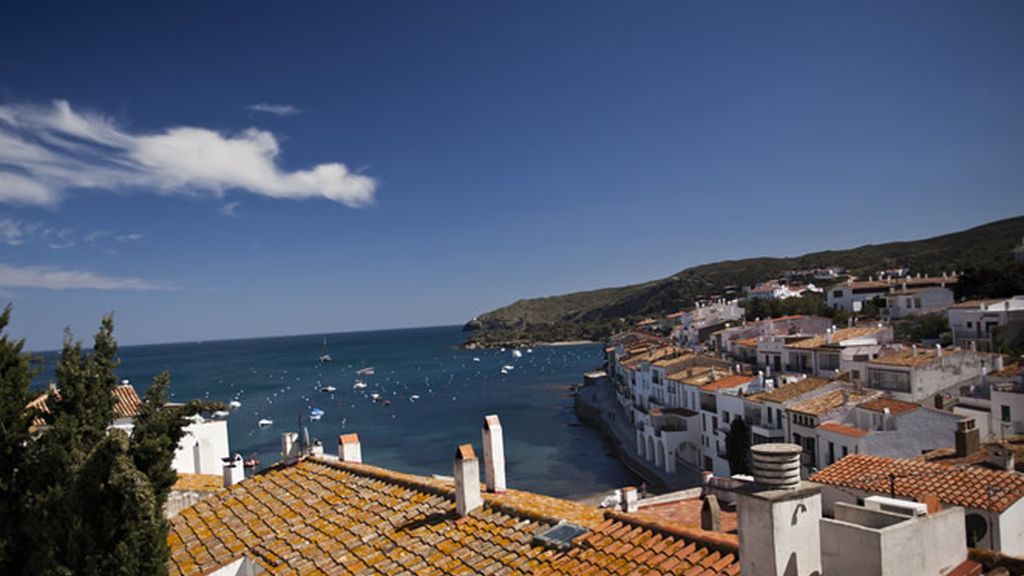 Miqui Puig se pasea por Cadaqués, su vista favorita