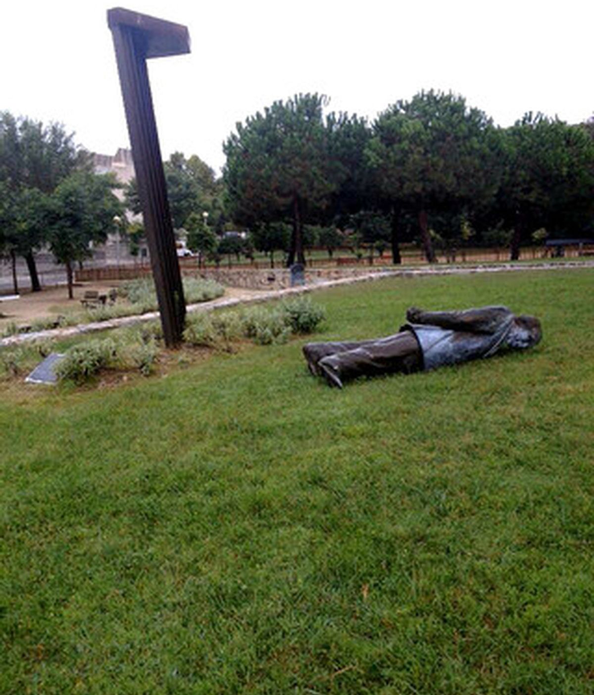 Derriban la estatua de Jordi Pujol en Premià de Dalt