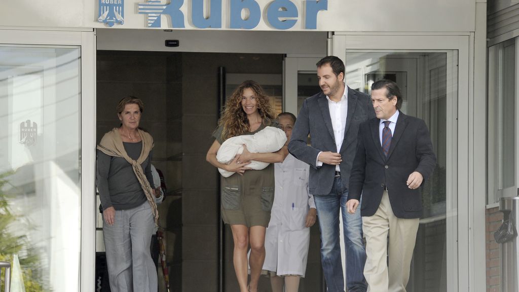Blanca Cuesta y Borja Thyssen abandonan el hospital con su hijo Enzo