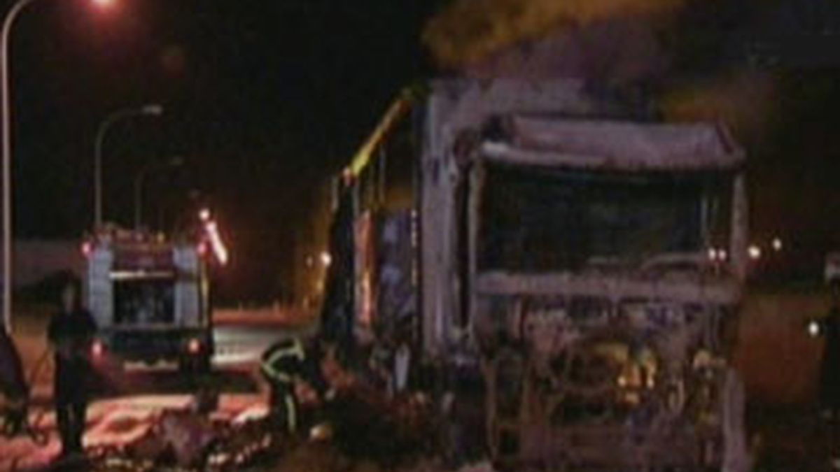 El camión calcinado en Jaén. Foto: Informativos Telecinco.