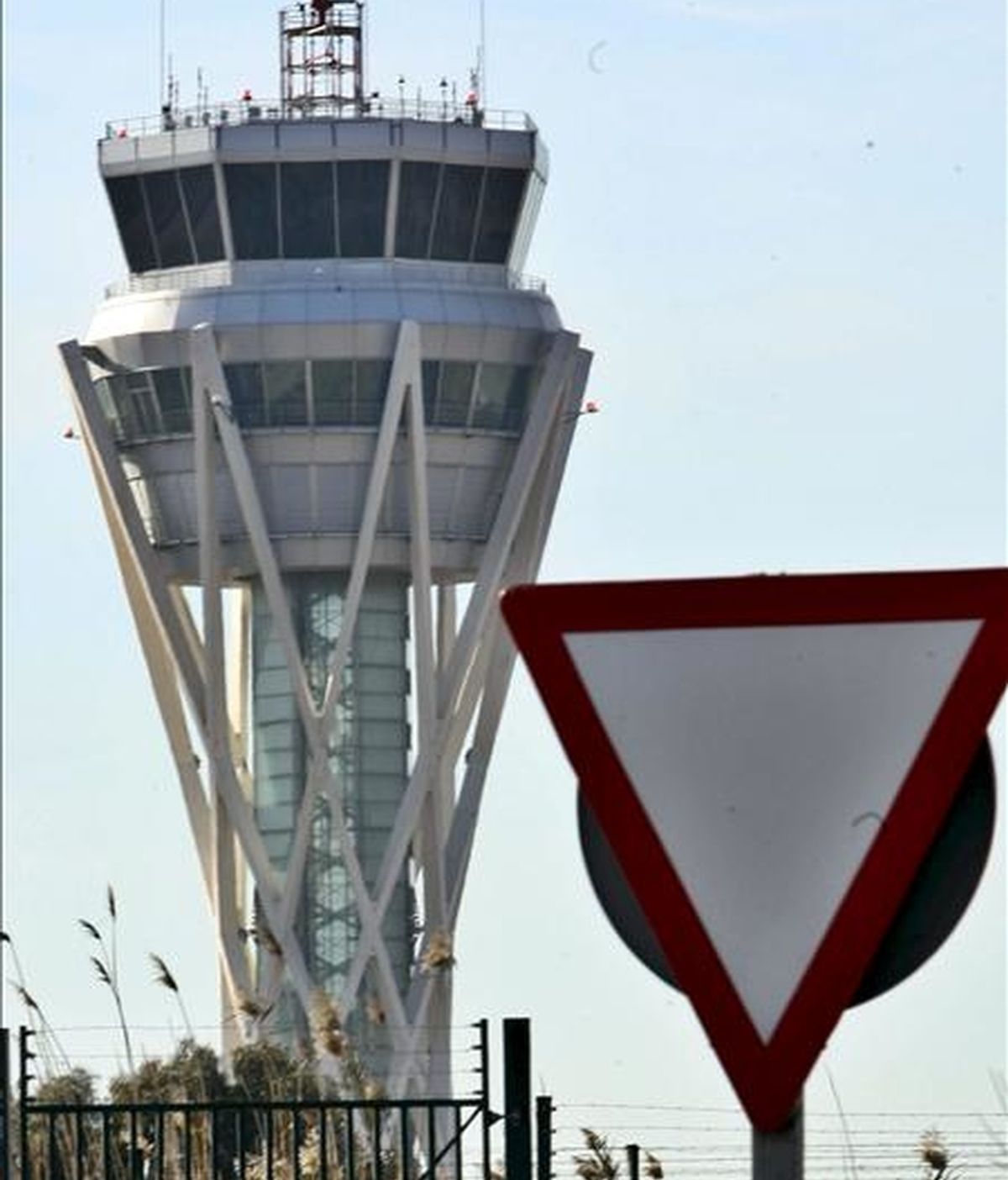 Torre de control en el aeropuerto de El Prat de Barcelona. EFE/Archivo