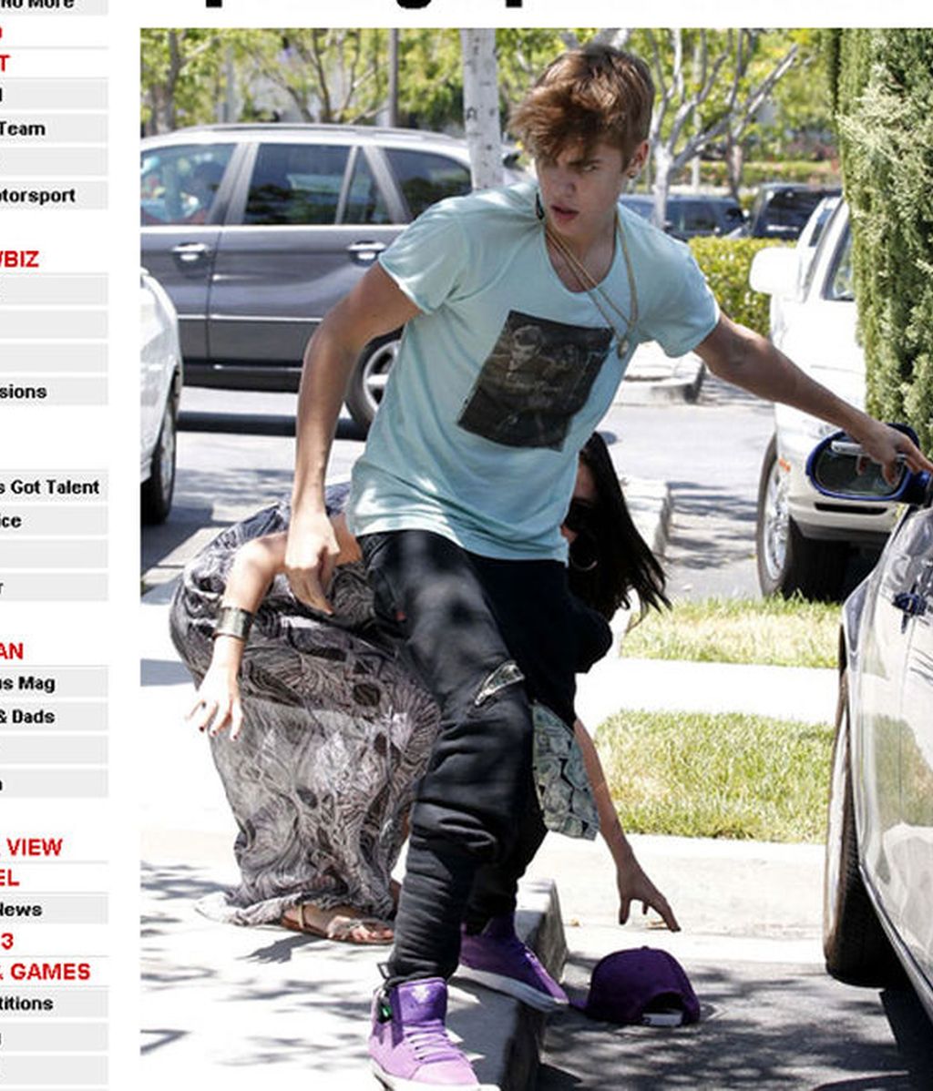 Justin Bieber se enfadó porque el fotógrafo lo seguía y supuestamente lo agredió. Justin Bieber se enfadó porque el fotógrafo lo seguía y supuestamente lo agredió.