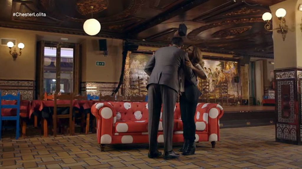 La artista se sienta en el chester