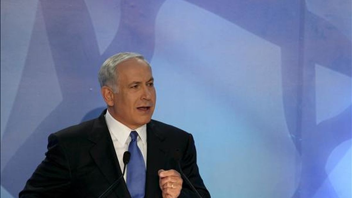 El primer ministro israelí, Benjamín Netanyahu, ofrece un discurso en la Universidad de Bar-Ilan en Ramat Gan, cerca de Tel Aviv (Israel) hoy domingo 14 de junio. Netanyahu ha puesto como condiciones para la paz en Oriente Medio que los palestinos reconozcan a Israel como "hogar nacional judío" y que el futuro Estado palestino sea "desmilitarizado". En un discurso en el que, por primera vez desde que a finales de marzo pasado accedió a la jefatura del Gobierno, ha pronunciado públicamente las palabras "Estado palestino", Netanyahu dijo que éste "debe estar desmilitarizado si es que alcanzamos la paz". EFE