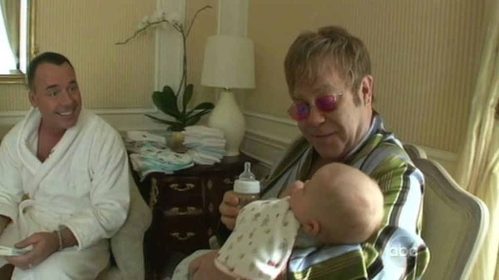 Primera aparición en televisión del bebé de Elton John