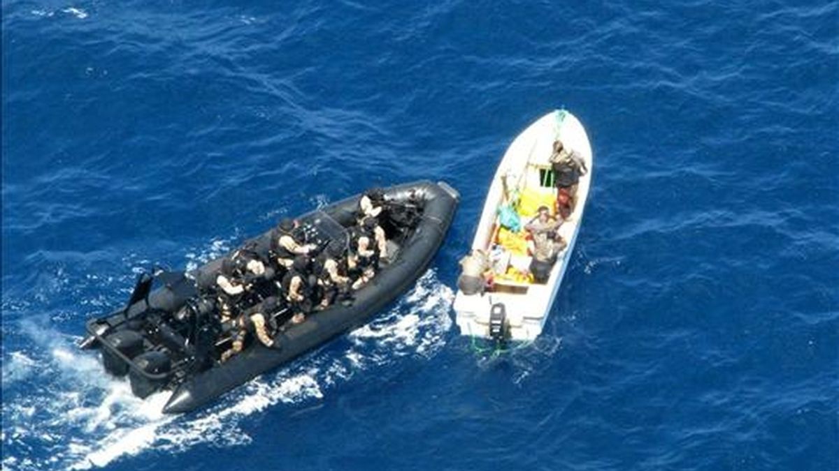 Una unidad de Guerra Naval Especial del buque de Asalto anfibio 'Galicia' intercepta una embarcación en el marco de una operación llevada a cabo en noviembre, en la que se interceptaron dos esquifes ocupados por once presuntos piratas somalíes en aguas del océano Índico entre Kenia y Tanzania. EFE/Archivo