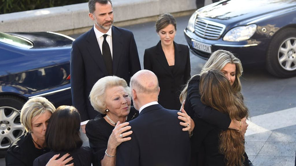 La reina Máxima de Holanda se fundió en un emotivo abrazo con la viuda de Kardam